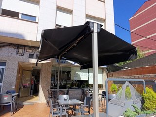Toldo plegable para terraza de bar