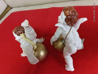 2 Figuras Ángeles Porcelana Bola Dorada