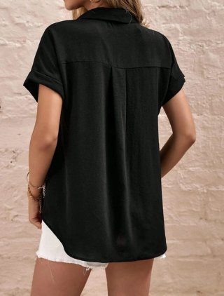 Blusa negra con botones y bolsillo