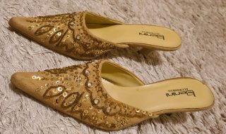 Mules Benini talla 38 con tacón y pedrería dorada