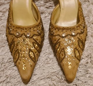 Mules Benini talla 38 con tacón y pedrería dorada