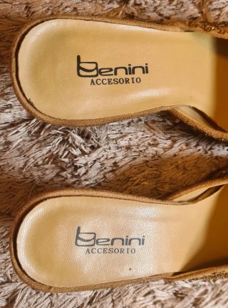 Mules Benini talla 38 con tacón y pedrería dorada