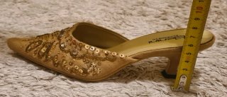 Mules Benini talla 38 con tacón y pedrería dorada
