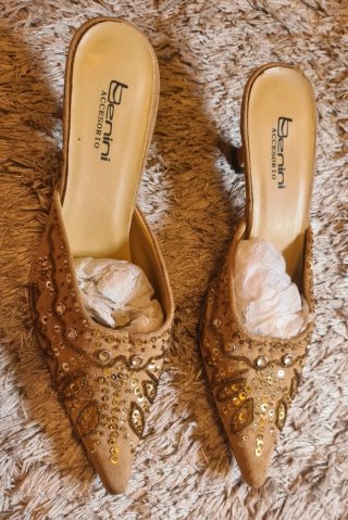 Mules Benini talla 38 con tacón y pedrería dorada