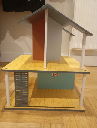 Casita de madera de juguete y sus complementos