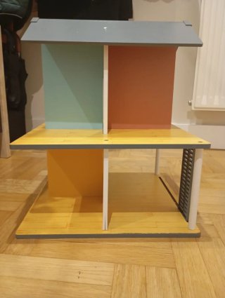 Casita de madera de juguete y sus complementos