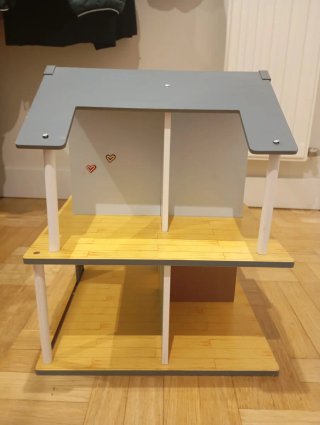 Casita de madera de juguete y sus complementos