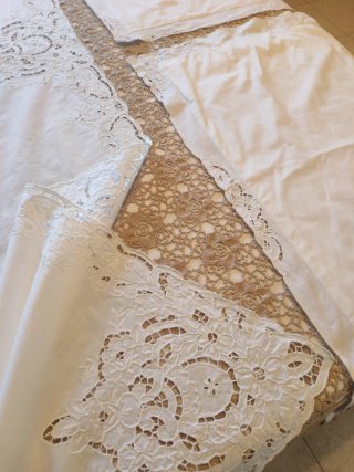 Lenzuolo ricamato con federe in cotone