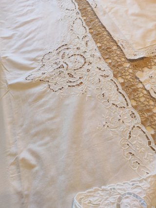 Lenzuolo ricamato con federe in cotone