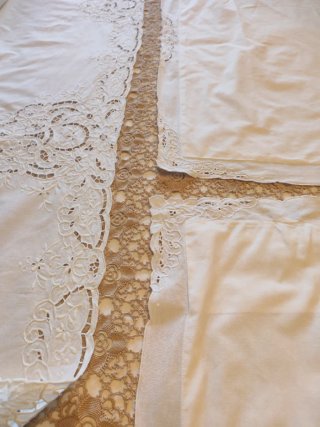 Lenzuolo ricamato con federe in cotone