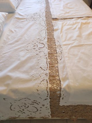 Lenzuolo ricamato con federe in cotone