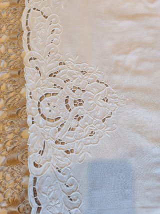 Lenzuolo ricamato con federe in cotone