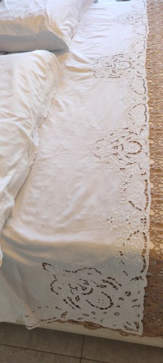 Lenzuolo ricamato con federe in cotone