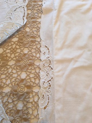 Lenzuolo ricamato con federe in cotone