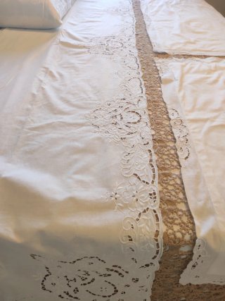 Lenzuolo ricamato con federe in cotone