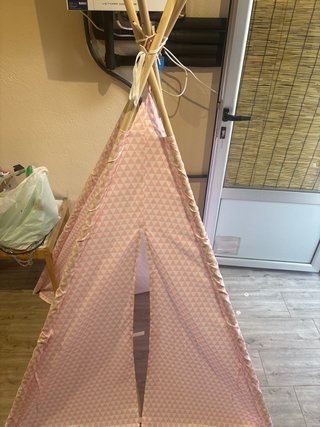Tienda tipi infantil con triángulos rosas
