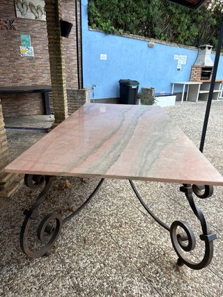 Tavolo in marmo rosa con base in ferro