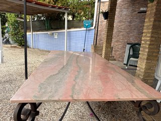 Tavolo in marmo rosa con base in ferro