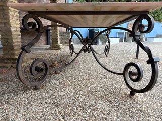 Tavolo in marmo rosa con base in ferro