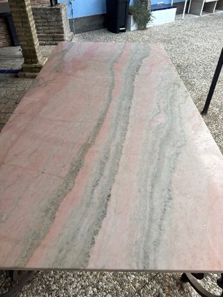Tavolo in marmo rosa con base in ferro