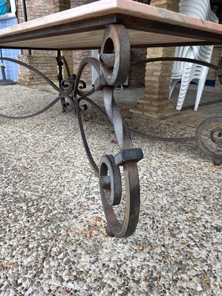Tavolo in marmo rosa con base in ferro