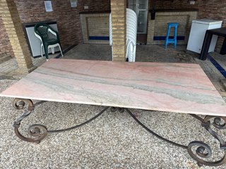 Tavolo in marmo rosa con base in ferro
