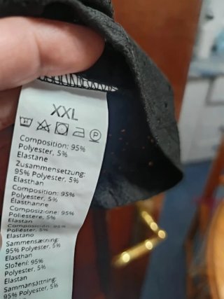 Blusa negra sin mangas con detalles metálicos