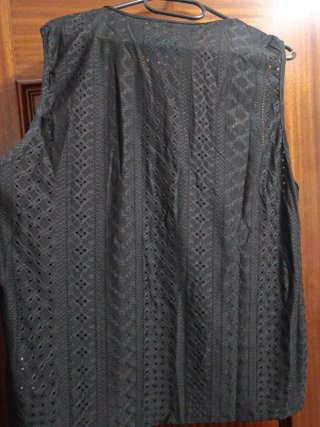 Blusa negra sin mangas con detalles metálicos