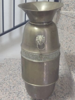 Paragüero de latón con león