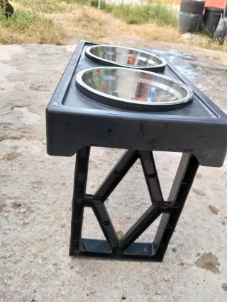 Comedero y bebedero elevado para mascotas.