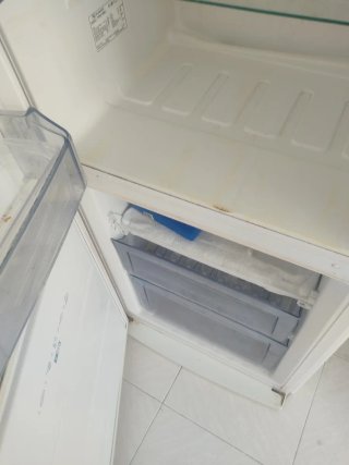 Frigorífico blanco, con congelador.