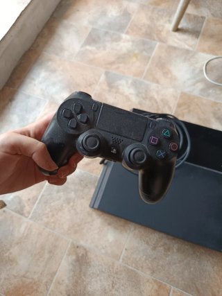 PS4 (Playstation 4) Negra con Mando