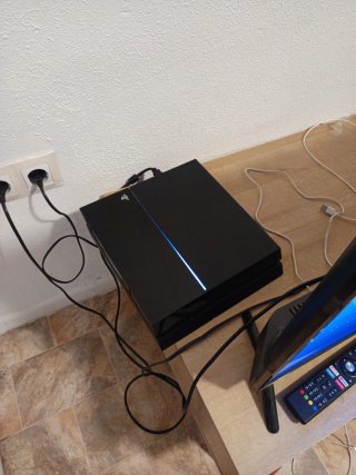 PS4 (Playstation 4) Negra con Mando