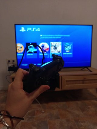 PS4 (Playstation 4) Negra con Mando