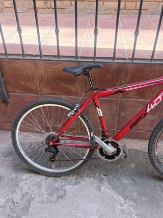 Bicicleta de montaña roja