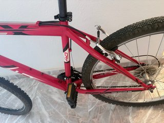 Bicicleta de montaña roja