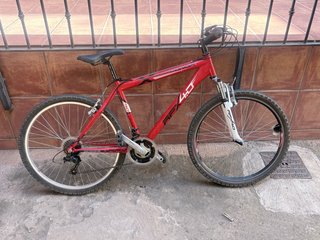 Bicicleta de montaña roja