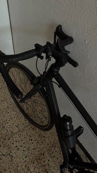 Bicicleta de carretera negra