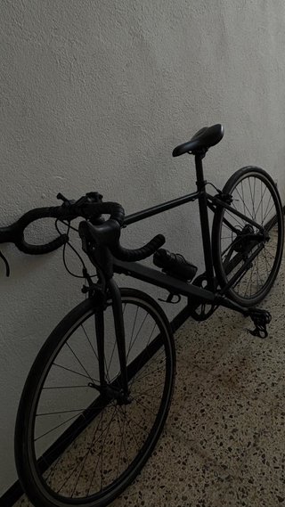 Bicicleta de carretera negra