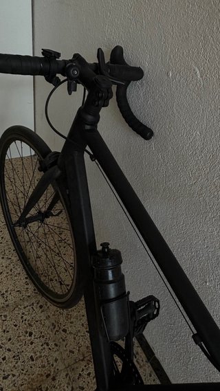 Bicicleta de carretera negra
