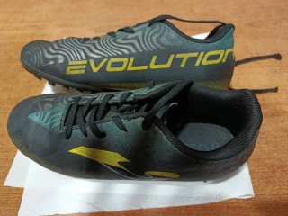 Botas de fútbol niño negras y doradas talla 34