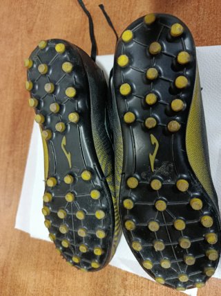 Botas de fútbol niño negras y doradas talla 34