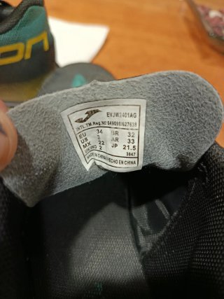 Botas de fútbol niño negras y doradas talla 34