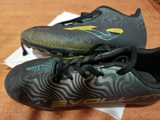 Botas de fútbol niño negras y doradas talla 34