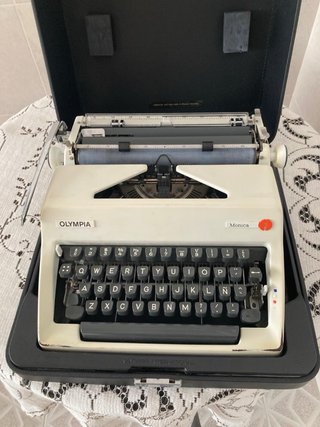 Máquina de escribir Olympia Monica con estuche