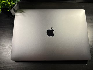 MacBook Air 2019 / i5 / 8 / 128 / 87% Salud