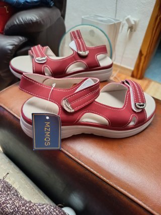 Sandalias MZMOS rojas y blancas