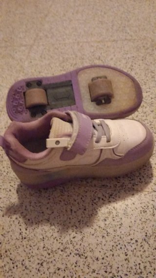 Zapatillas con ruedas moradas y blancas