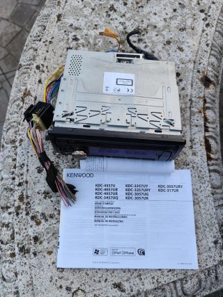 Radio cassette Kenwood, se quitó por baja de coche