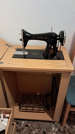 Máquina de coser Alfa con mueble